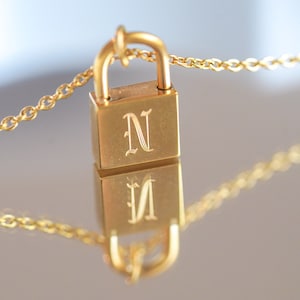 Collar de cerradura inicial, collar de oro con letras, collar delicado, colgante de cerradura, joyería hecha a mano, regalos minimalistas para ella, regalos de dama de honor