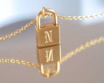 Collier cadenas initial, collier lettre en or, collier délicat, pendentif cadenas, bijoux faits main, cadeaux minimalistes pour elle, cadeaux de demoiselle d'honneur
