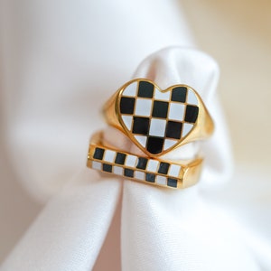 Geruite ring, 18K vergulde ring, gouden koepelring, ring met geometrisch patroon, dikke gouden ring, geometrische ring, ring zwart email, ring zwart email, gouden ring