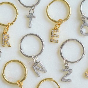 Vergoldete Creolen, Zierliche Buchstaben Ohrring, Geschenke für sie, personalisierte Geschenke, handgemachter Schmuck, Muttertagsgeschenk