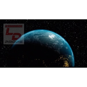 以下が含まれることがあります： 黒い背景に星が散りばめられた、青い地球。夜側の都市の明かりが輝いています。