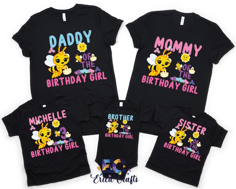 Pu&ograve; includere: T-shirt neri con grafica colorata per una festa di compleanno. Le magliette presentano un'ape dei cartoni animati con la scritta "Daddy", "Mommy", "Michelle", "Brother" e "Sister" con "Birthday Girl".