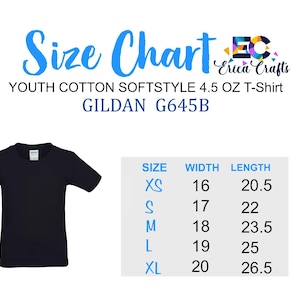 Pu&ograve; includere: T-shirt nero in cotone per ragazzi con tabella taglie. La tabella elenca le taglie XS a XL, con le corrispondenti misure di larghezza e lunghezza in centimetri. La maglietta &egrave; Gildan G645B.