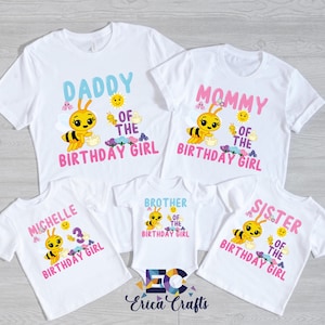Pu&ograve; includere: Magliette bianche con grafiche colorate per una festa di compleanno. Le magliette presentano le parole "Daddy", "Mommy", "Sister", "Brother" e "Michelle" con un'ape e la scritta "Birthday Girl".
