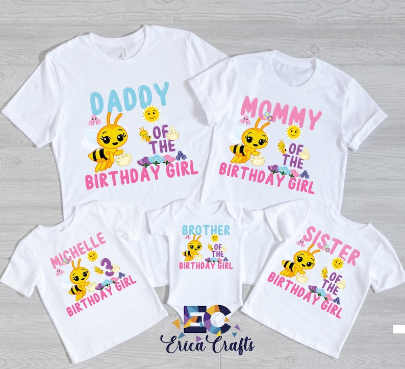 Pu&ograve; includere: Magliette bianche con grafiche colorate per una festa di compleanno. Le magliette presentano le parole "Daddy", "Mommy", "Sister", "Brother" e "Michelle" con un'ape e la scritta "Birthday Girl".
