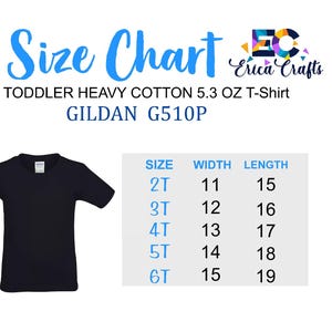 Pu&ograve; includere: Una maglietta nera per bambini piccoli con una tabella delle taglie. La tabella elenca le taglie da 2T a 6T, con le corrispondenti misure di larghezza e lunghezza in centimetri. Il testo "Size Chart" &egrave; in blu e il marchio &egrave; "Erica Crafts".