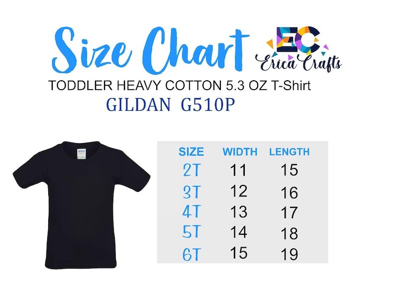 Pu&ograve; includere: Una maglietta nera per bambini piccoli con una tabella delle taglie. La tabella elenca le taglie da 2T a 6T, con le corrispondenti misure di larghezza e lunghezza in centimetri. Il testo "Size Chart" &egrave; in blu e il marchio &egrave; "Erica Crafts".
