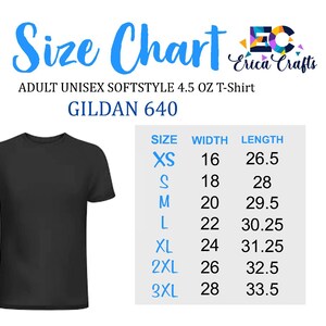 Pu&ograve; includere: Una maglietta nera unisex Gildan 640 per adulti con una tabella delle taglie. La tabella elenca le taglie XS-3XL, con le corrispondenti misure di larghezza e lunghezza in pollici. Il testo "Size Chart" &egrave; in blu.