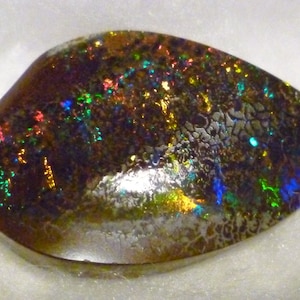 Precious opal investment. Opal - very good fire, strong! - over 30ct, ALL COLOURS -value retention- Yowah: Australia. High carat count! - Unique. Gem.