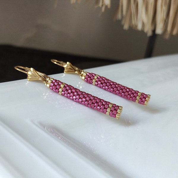 Boucles d’oreilles ” Tube ” perle Miyuki Magenta et or, dormeuse en acier inoxydable doré, tissage de perles