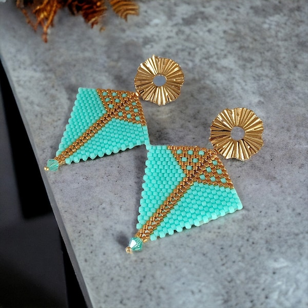 Boucles d’oreilles ” Triumvirate ” tissage de perles Miyuki Catalina et Gold forme géométrique, clou d’oreilles en acier inoxydable doré