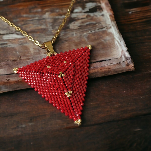 Collier mi-long pendentif triangle avec cœur tissé perle de rocaille Miyuki rouge et or, chaîne acier inoxydable doré