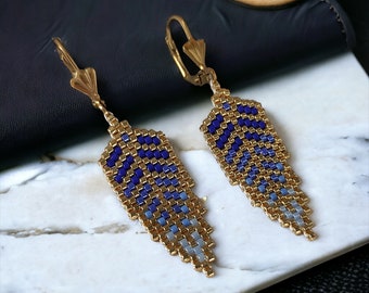 Boucles d’oreilles ” Feathers ” tissage de perles Miyuki ton bleu et or, plume tissée en perles, dormeuses, acier doré, cadeau femme
