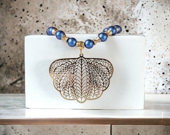 Collier sautoir pendentif Papillon filigrané acier inoxydable doré, perles nacrées PureCrystal Iridescent Dark Blue, Konos Gold Mat, cadeau