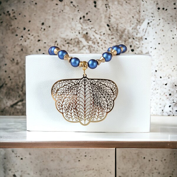 Collier sautoir pendentif Papillon filigrané acier inoxydable doré, perles nacrées PureCrystal Iridescent Dark Blue, Konos Gold Mat, cadeau