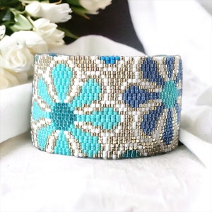 Bracelet manchette Bleuet Vert motif fleurs, tissage de perles Delica Miyuki bleu, vert, or, fait main, cadeau femme image 1