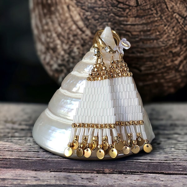 Boucles d’oreilles  So Chic  perle Miyuki Bugle blanc, plaqué or, frange, mini breloque et crochets en acier inox doré, oxyde de zirconium