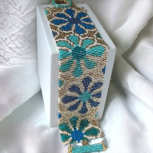 Bracelet manchette Bleuet Vert motif fleurs, tissage de perles Delica Miyuki bleu, vert, or, fait main, cadeau femme image 3