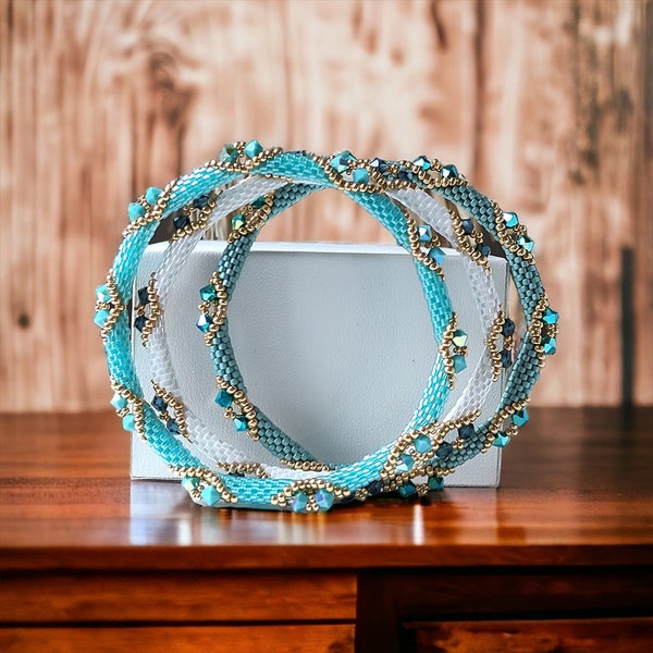 Trio bracelet bangle ” Façon Puca ” perles Miyuki turquoise, bleu, blanc, or, PureCrystal toupie turquoise, Montana, Jet AB