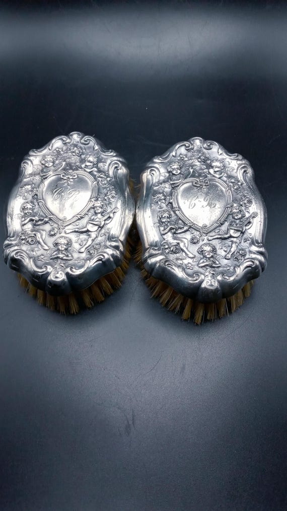 Art Nouveau Silver Plate Clothes Brush Set: Cherubim Floral  display picture 1