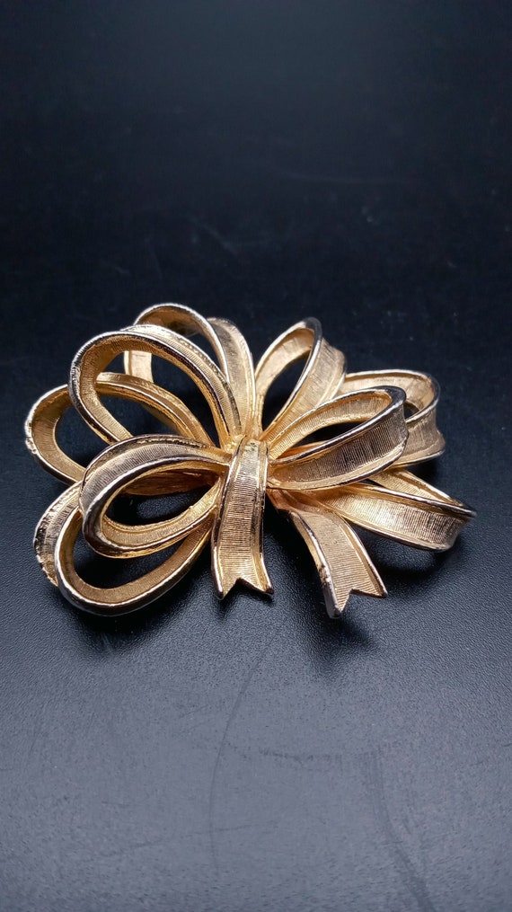 Large Gold Tone Bow Brooch, made by ART, Arthur Pe