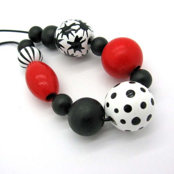 Rot schwarz weisse Holz Perlenkette, Abstrakte Statementkette, lang und kurz tragbar, handbemalte Holzperlen mit Muster