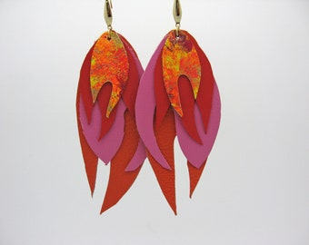 Medium-sized pink red orange leather earrings, approx. 11 cm long, wild and cheeky, hand-cut from leather, hand-painted