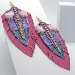 大きなピンクと紫のデニムブルーのイヤリング。レザー生地とジーンズで作られた、大胆で遊び心のあるミックスメディアのステートメントイヤリング。