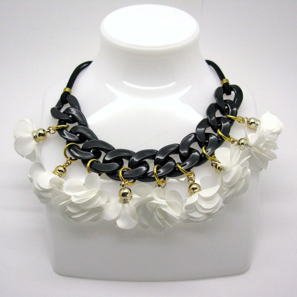 Cheerful black and white flower necklace, huge plastic curb chain with fabric flowers, statement link chain, oversized, super chunky