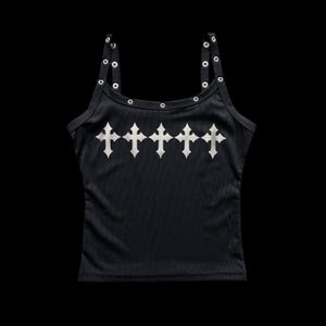 h𝔬𝔩𝔶༻ niestandardowy czarny prążkowany top z krzyżem ze srebra chromowanego Y2k gotycki lata 2000. rave grunge gotycki cyberpunk emo