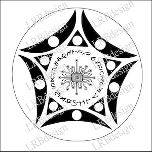 Könnte beinhalten: Ein schwarz-weißes kreisförmiges Design mit einem Pentagramm-Arrangement. Es zeigt Dreiecke, Kreise und eine zentrale Leiterplattengrafik, umgeben von Text. Das Design ist vor einem weißen Hintergrund. Der Text ist in einer stilisierten Schriftart.