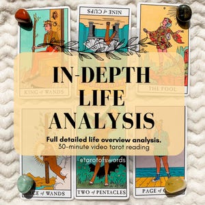 以下が含まれることがあります： 「IN-DEPTH LIFE ANALYSIS」と「Full detailed life overview analysis. 30-minute video tarot reading」のテキストが入ったタロットカード。カードにはイラストが描かれており、クリスタルで囲まれています。
