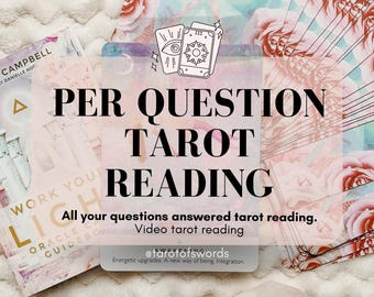 Può includere: Annuncio di lettura dei tarocchi con il testo "PER QUESTION TAROT READING". L'immagine presenta carte dei tarocchi, un libro e uno sfondo floreale. Il testo include anche "All your questions answered tarot reading".
