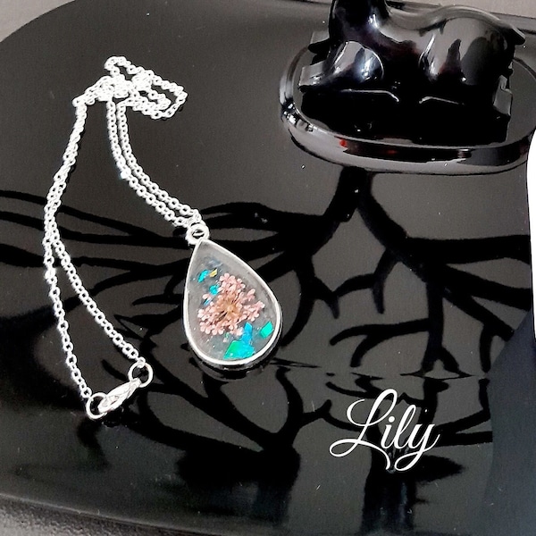 Collier avec pendentif en résine époxy avec fleur rose en insert fait main