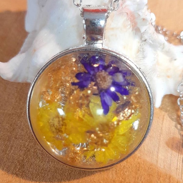 Collier en résine avec fleurs violette,jaune et feuilles d'or en inclusion fait main