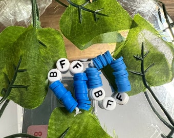 Light and dark blue ‘BFF’ rings