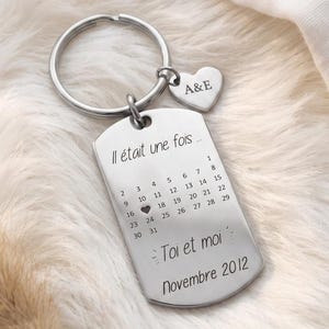 Porte-clés Calendrier Personnalisé Gravé, Cadeau Couple Date de Rencontre, Souvenir Anniversaire Saint Valentin Acier