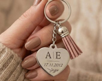 Llavero personalizado de acero inoxidable con corazón grabado para pareja: regalo de San Valentín, boda o unión civil. Iniciales y fecha.