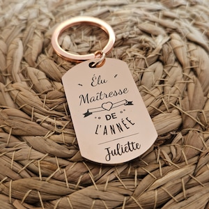 Gepersonaliseerde roségouden stalen sleutelhanger "Verkozen (Meesteres, Nanny, Atsem...) van het jaar"
