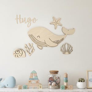 Houten walvis wanddecoratie met gepersonaliseerde naam - Babykamer met oceaanthema - Decoratieset met schelpen en zeedieren - Natuurlijk babycadeau