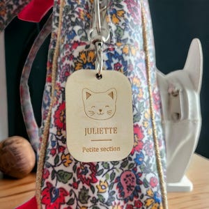 Étiquette Personnalisée en Bois pour Cartable ou Sac à Dos - 12 Modèles - Idéal pour Enfant