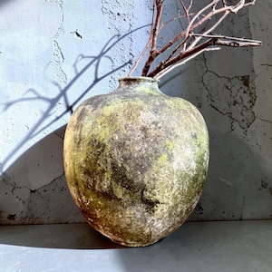 Jarrón grande de cerámica envejecida / Cerámica con pátina de musgo / Decoración rústica Wabi Sabi / Recipiente de estilo vintage