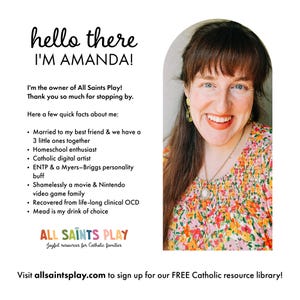 Pu&ograve; includere: Una donna con i capelli castani e una camicia floreale sorride alla telecamera. Il testo "hello there I'M AMANDA!" &egrave; in cima all'immagine. Il testo "I'm the owner of All Saints Play! Thank you so much for stopping by." &egrave; sotto l'immagine della donna. Il testo "Here a few quick facts about me:" &egrave; sotto il testo precedente. Segue un elenco di punti elenco, tra cui: "Married to my best friend & we have a 3 little ones together", "Homeschool enthusiast", "Catholic digital artist", "ENTP & a Myers-Briggs personality buff", "Shamelessly a movie & Nintendo video game family", "Recovered from life-long clinical OCD", e "Mead is my drink of choice". Il testo "ALL SAINTS PLAY Joyful resources for Catholic families" &egrave; sotto l'elenco di punti elenco. Il testo "Visit allsaintsplay.com to sign up for our FREE Catholic resource library!" &egrave; in fondo all'immagine.