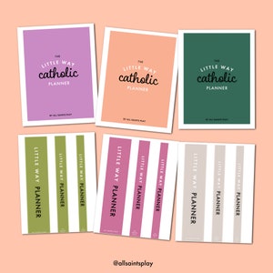Pu&ograve; includere: Tre copertine di planner stampabili in viola, pesca e verde con il testo "The Little Way Catholic Planner" e "By All Saints Play". Tre etichette di dorso di planner stampabili in verde, rosa e grigio con il testo "Little Way Planner".