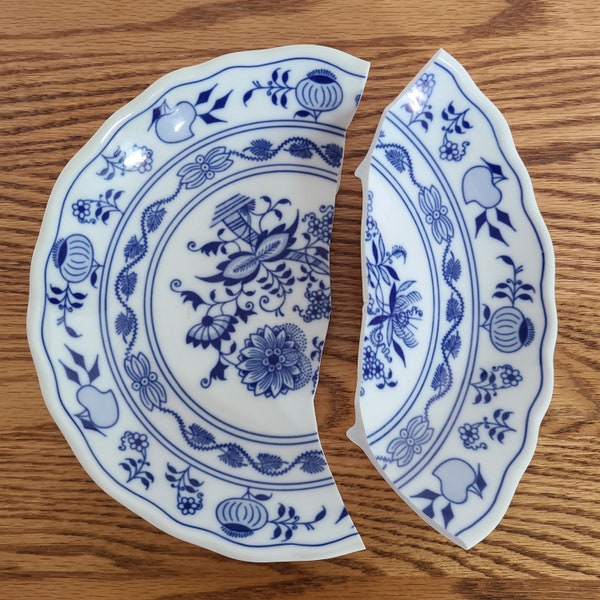 Broken Pottery, Mosaic Arts Crafts, Porcelain Crafting, I Broke You Create, Blue and White China, Blue Onion China, Porcelain, China, Craft