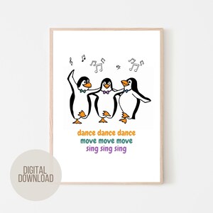 Puede incluir: Una impresión enmarcada con tres pingüinos de dibujos animados bailando y tomados de la mano. Los pingüinos son blancos y negros con pies y picos naranjas, con pajaritas. Notas musicales flotan sobre ellos, con las palabras "dance dance dance, move move move, sing sing sing" debajo.