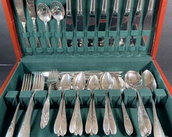 80 pc set Community Lady Hamilton Silverplate Flatware w/chest