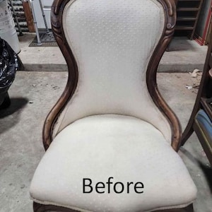 Pu&ograve; includere: Una sedia antica con struttura in legno curvata e seduta e schienale imbottiti bianchi. La parola "BEFORE" &egrave; stampata sul sedile. La sedia presenta dettagli ornati e un design classico.
