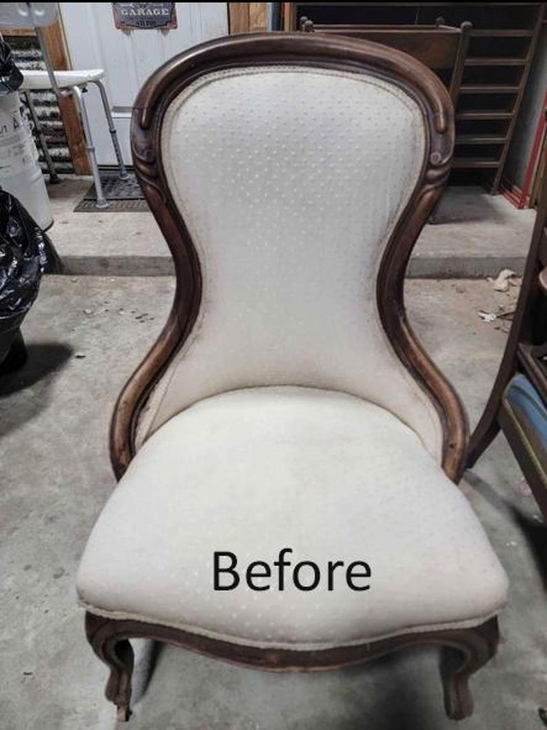 Pu&ograve; includere: Una sedia antica con struttura in legno curvata e seduta e schienale imbottiti bianchi. La parola "BEFORE" &egrave; stampata sul sedile. La sedia presenta dettagli ornati e un design classico.