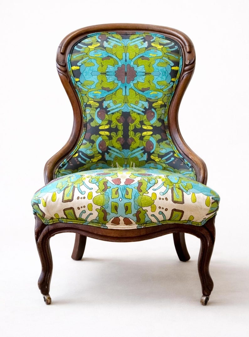 Pu&ograve; includere: Sedia antica in legno con seduta e schienale in tessuto fantasia. Il tessuto presenta un design colorato nelle tonalit&agrave; del blu, verde e marrone. La sedia ha gambe curve e finitura in legno scuro.